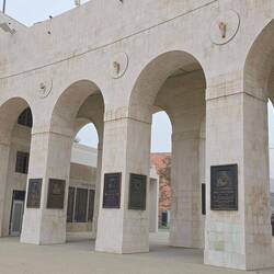 Olympiastadion mit vielen Gedenktafeln