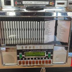 Mit Musikwahlautomaten an allen Tischen 😉