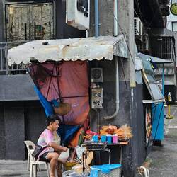 Essen wird überall angeboten. Katze wartet schon auf Reste.