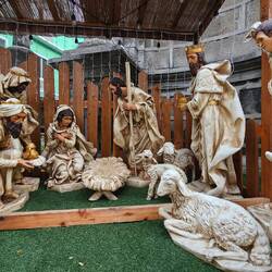 Links vor der Kirche.