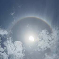 Seltenes Bild: Corona um die Sonne