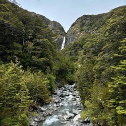 Terug naar de camping nog een korte stop gemaakt bij de Devils Punchbowl Waterfall