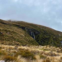Temple Basin Track begon met een waterval