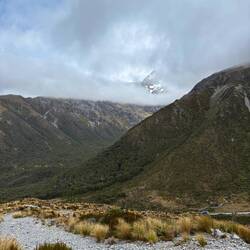 Aan de overkant kwam heel soms een bergtop om de hoek kijken