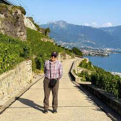 Mui in the middle of a road we drove yesterday amid the terraces of Lavaux — Saint-Saphorin.