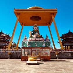 Padmasambhava, aus Myanmar importiert. Block aus weißer Jade (200.000 kg), Wert über 1,3 Mio. €