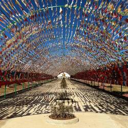 Gebetsfahnen mit Mantras und Symbolen – der Wind trägt ihre guten Wünsche in alle Richtungen.