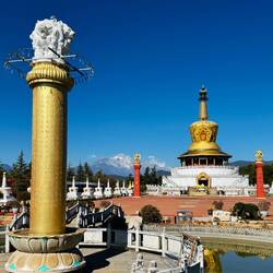 Im Hintergrund sieht man wieder den Yulongxueshan.