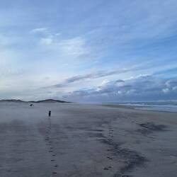 Tagsüber ist einsam am km langen Strand ein Traum