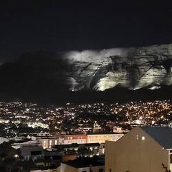 Angestrahlter Tafelberg bei Nacht