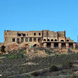 Wir parken hinter dem verfallenden "Riviera Hotel"