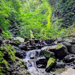 Eine schöne Wanderung, durch's Flussbett.