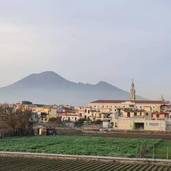 Da ist er bereits zu sehen, der Vesuv