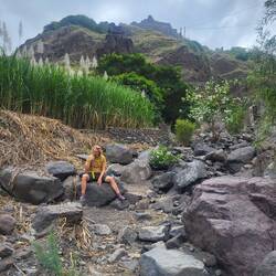 In der Schlucht müssen wir uns der warmen Kleidung entledigen.