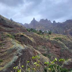 Es gibt kleine Siedlungen.