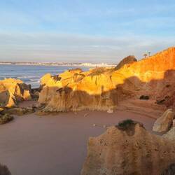 In der Morgensonne durch die Klippen