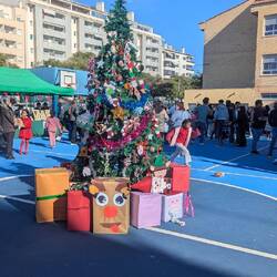 Weihnachtsmarkt an einer Schule