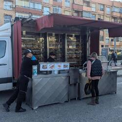 Brathähnchen gibt's auf jeden Markt