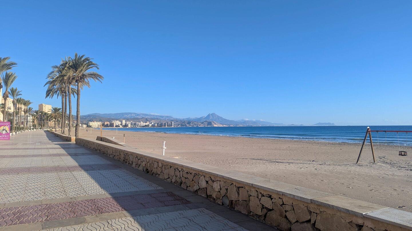 Direkt am Strand fährt die Bahn