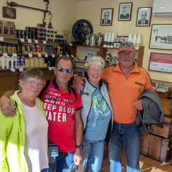 Nachdem wir uns durchprobiert und eingekauft haben gibt's noch ein Gruppenbild