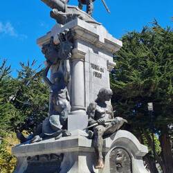 Magellan schreitet über den Indigenen.