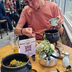 Eintopf mit Muscheln, Tintenfisch, Möhren, Kartoffeln und Kohl.