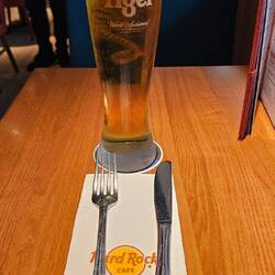 Jemand hat dieses Getränk da bei mir abgestellt.....mal probieren obs schmeckt ? 🤣