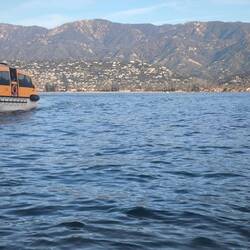 Ein Tenderboote legt ab.