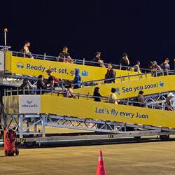 Normal warten immer Busse. Hier spaziert man selber über das Rollfeld.