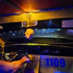 Zum Hotel mit dem Dreiradmopedgespann.