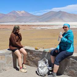 Picknick mit der Lagune Piedras Rojas im Hintergrund