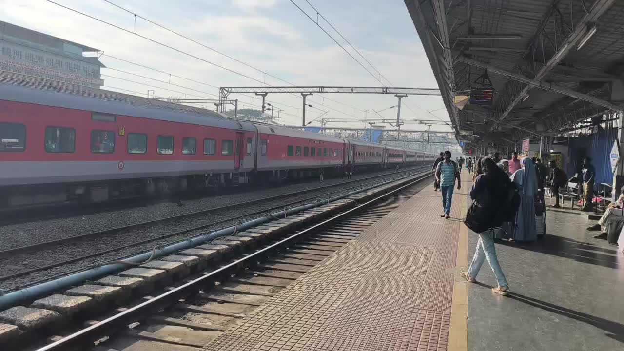 Echt lange Züge..sind bestimmt 25 bis 30 Waggons