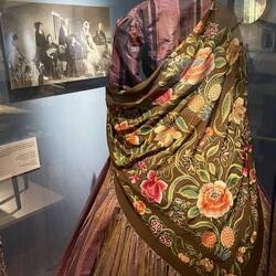 Damenkleidung um 1890