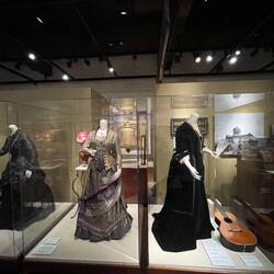 Damenkleidung um 1880