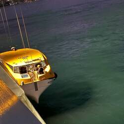 Das Tenderboot wird hochgezogen