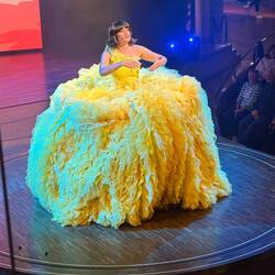 Unter diesem Kleid hatten sich 4 Männer versteckt 🤣