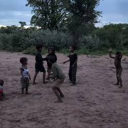 Kinder spielen vollkommen frei