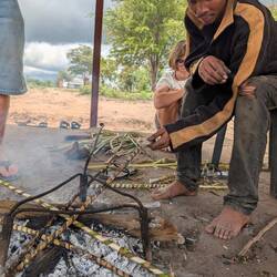 Stöcke werden im Feuer getrocknet