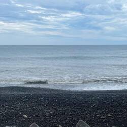 Grauer Himmel, grauer Strand, graues Wasser