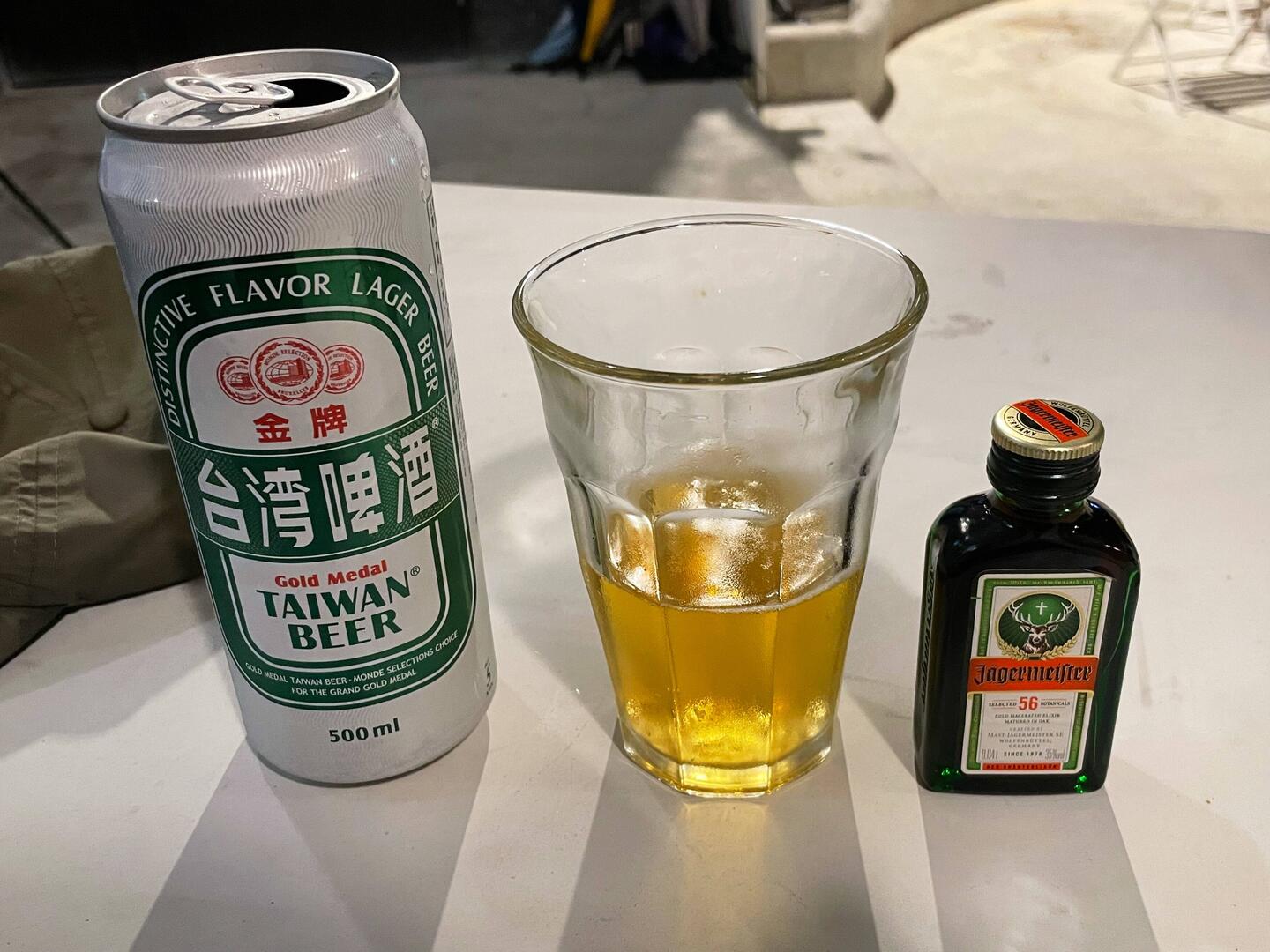 nach dem Stresstag hab ich mir einen original taiwanischen Kräuterschnaps & ein Bier verdient