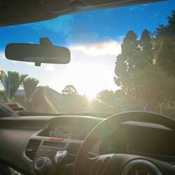 Sonnenuntergang im eigenen Auto