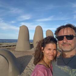Die Finger am Strand von Punta del Este - da muss jeder Touri hinlatschen