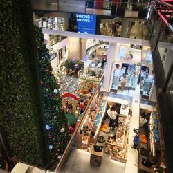 Weihnachten in den Malls - bunt und laut...