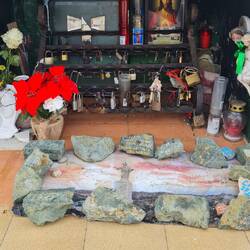 Kleine Gedenkstätte unterhalb der Statue