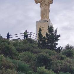 Die Jesusstatue von unten