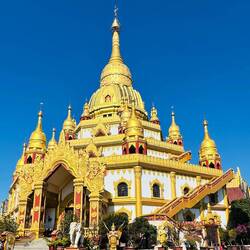 Die Goldene Pagode ist achteckig mit 4 Türen.