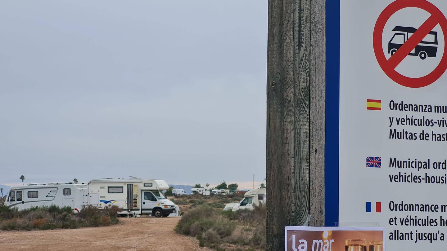 Also das Campingverbot interessiert hier niemanden. Wir sind mal 8km weiter gefahren