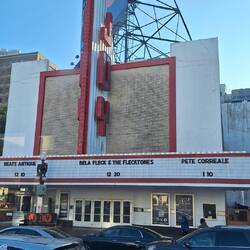 Ebenfalls ein Theater, das aber Filme zeigt oder Musikshows anbietet