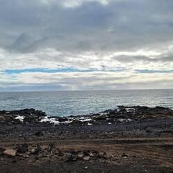 ... auf unbefestigten Wegen geht es mit dem Rad'l an der Küche entlang ...