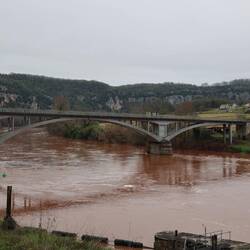 Le Lot Fluss, gestern noch blau, heute braun
